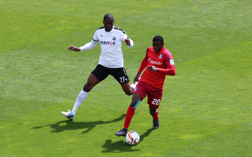 Lieferten sich viele packende Duelle: SV-Innenverteidiger Olajengbesi und FSV-Stürmer Awoniyi