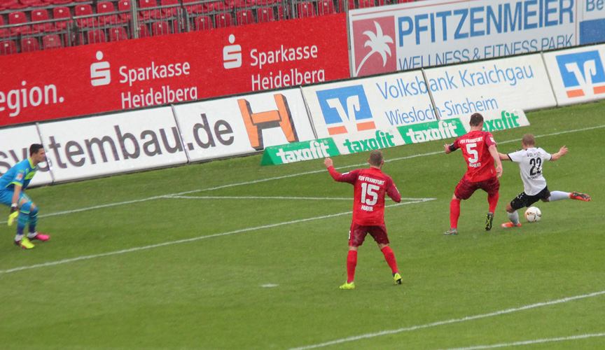 Vollmann (re.) erzielt das 1:0 für den SVS