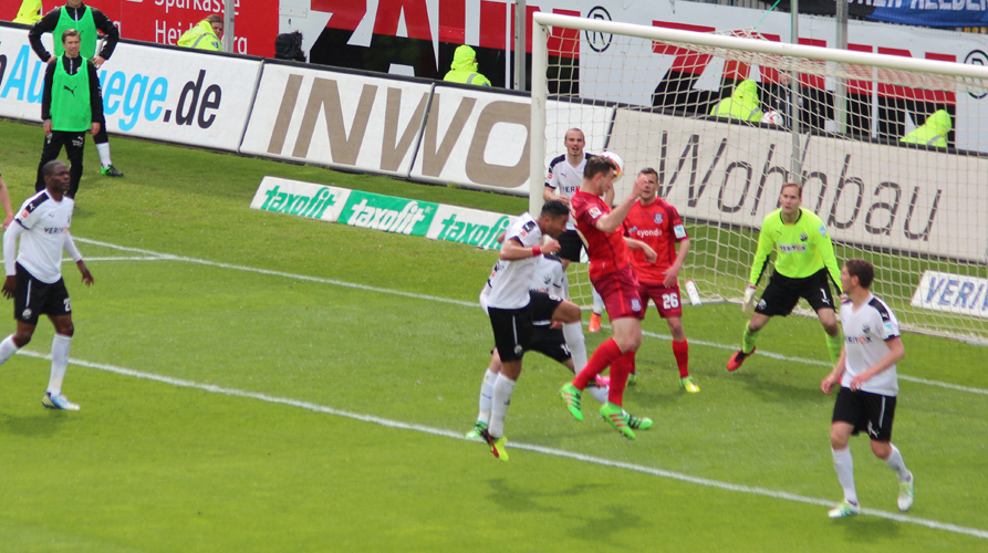 Vollmann (hinten am Pfosten) klärt in dieser Szene auf der Torlinie