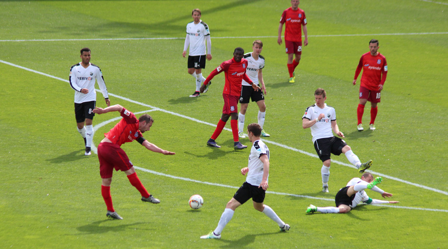Frankfurts Konrad versucht es mit einem Gewaltschuss