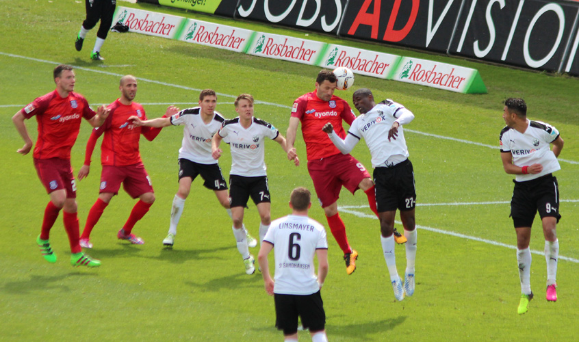 In der Schlussphase versuchen es die Hessen oft mit hohen Bällen, die ...