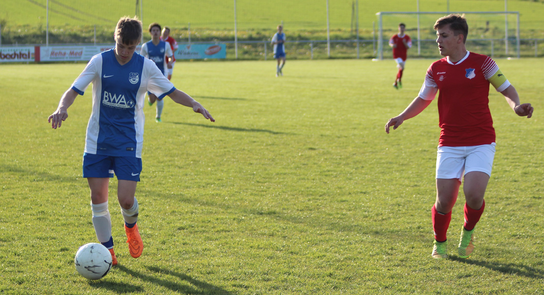 Dominik Schock (li.) im Laufduell mit Florian Flaig