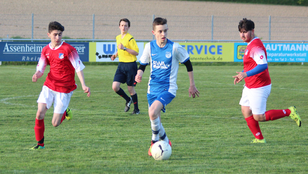 Dennis Bauer umringt von zwei Gegenspielern