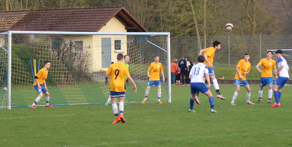 Patrick Hartmann klärt per Kopfball