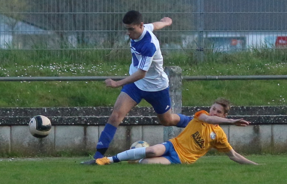 Nils Reißfelder (am Boden) kommt hier zu spät