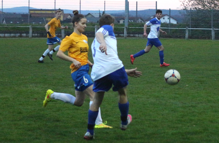 Laura Schinkmann im Zweikampf