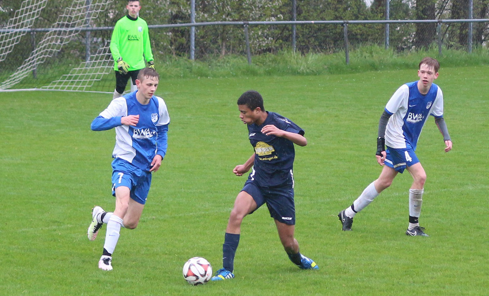 Josia Kuhr (li.) war der Fels in der SV-Hintermannschaft