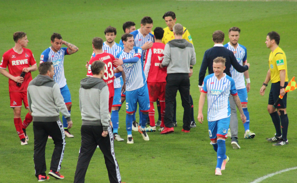 Die hitzige Stimmung hatte sich wenigen Minuten nach dem Abpfiff auf dem Spielfeld gelegt
