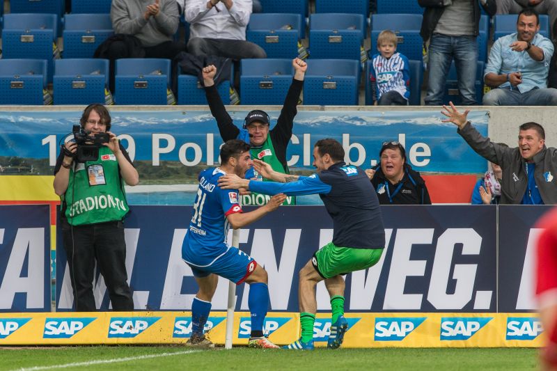 Kevin Volland (li.) und Ersatzkeeper Jens Grahl jubeln über den Last-Minute-Treffer zum 1:1. Ganz rechts in Partystimmung Fanbetreuer Michael Pisot