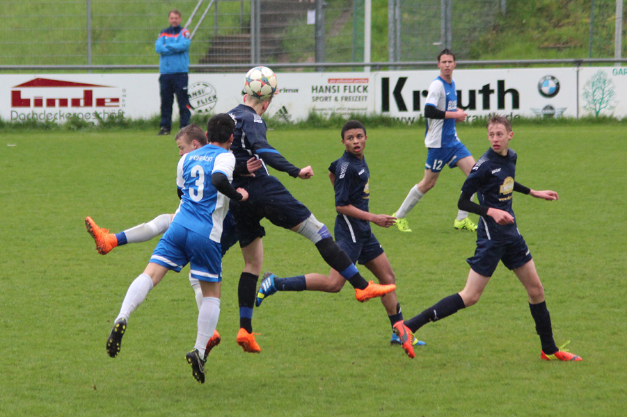 Packender Zweikampf im Mittelfeld