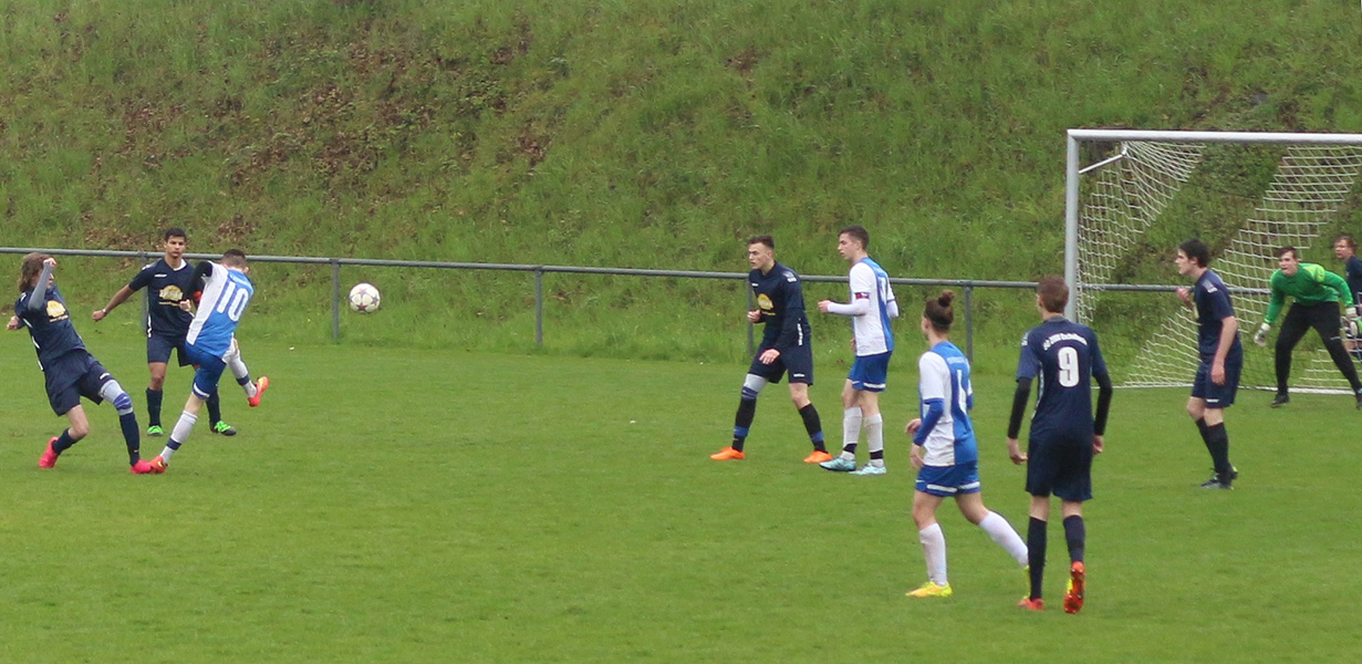Dennis Bauer (Nr. 10) scheitert mit diesem Schuß am Torpfosten