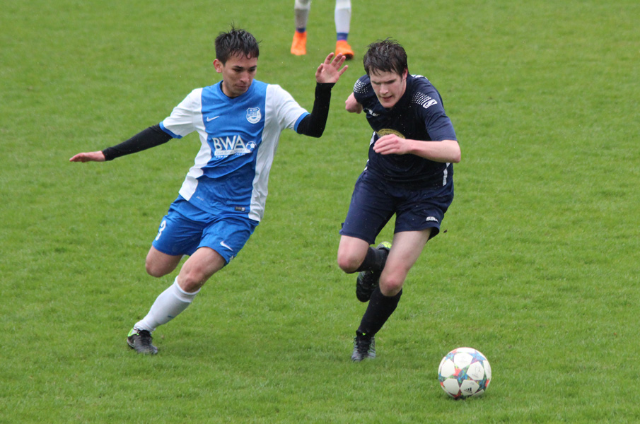 Nawid Ayubi (li.) im Zweikampf