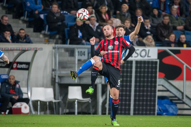 Tobias Strobl im Duell mit Frankfurts Seferovic