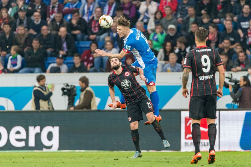 Ermin Bicakcic befördert den Ball per Kopf aus der Gefahrenzone