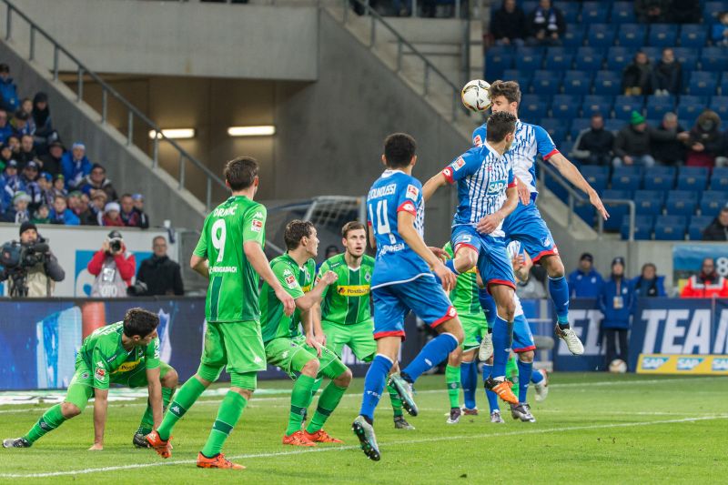 Tobias Strobl steigt am höchsten und köpft in Richtung Gladbacher Tor. Zur neuen Saison wechselt der Münchner an den Niederrhein.
