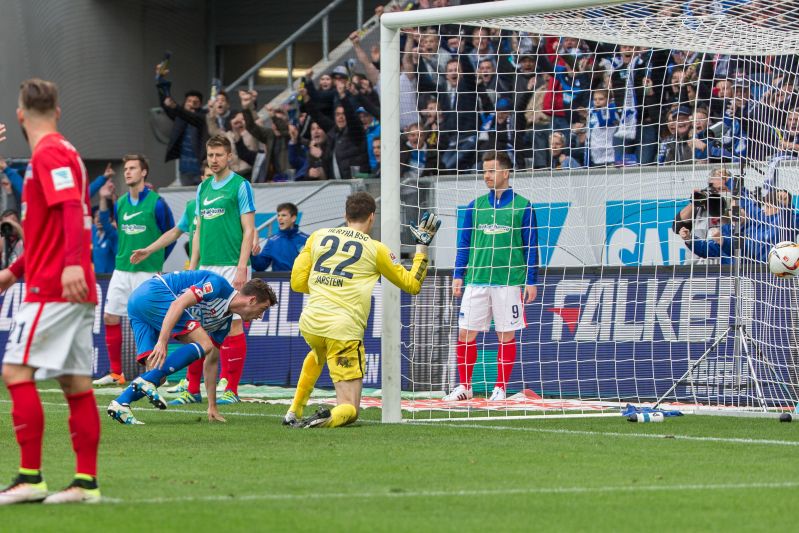 ... Mark Uth, der zum 2:1 vollendet
