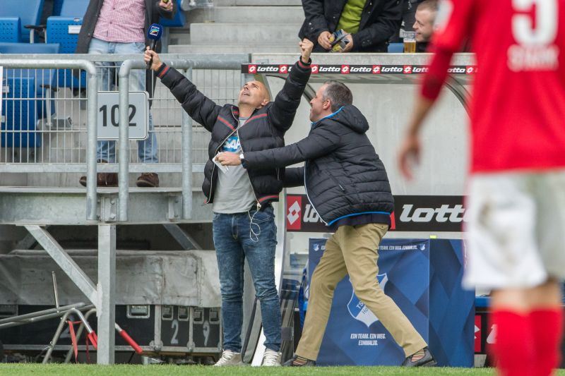 Stadionmoderator Mike Diehl (li.) und Pressesprecher Holger Kliem beim Torjubel