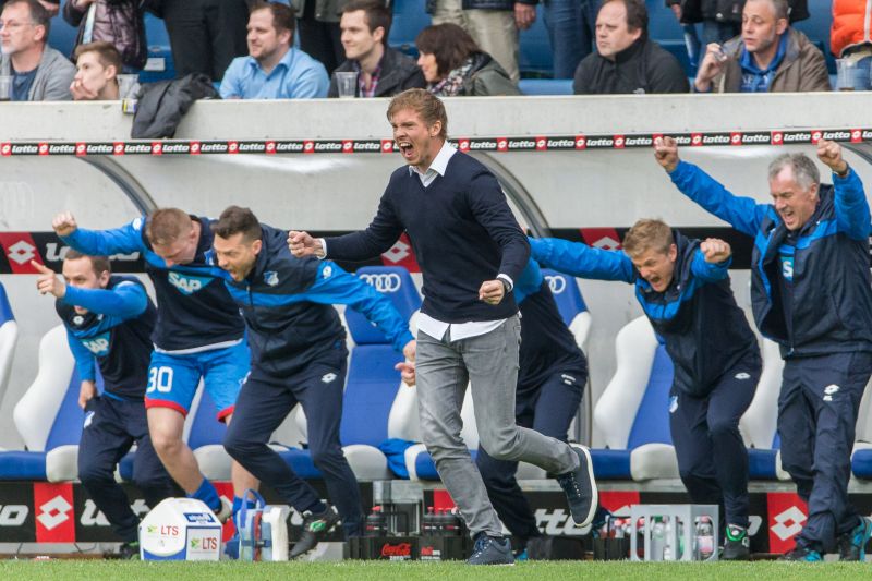 Die 1899-Trainerbank feiert den 2:1 Siegtreffer