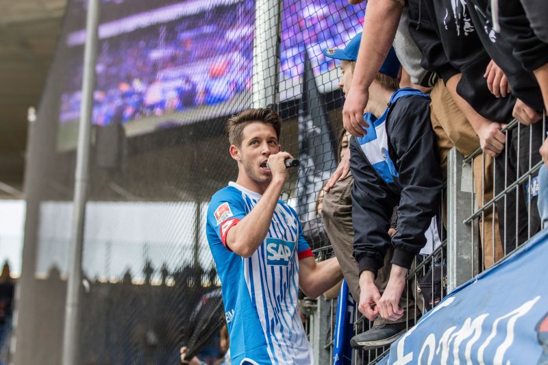 Mark Uth feiert mit den Fans am Zaun
