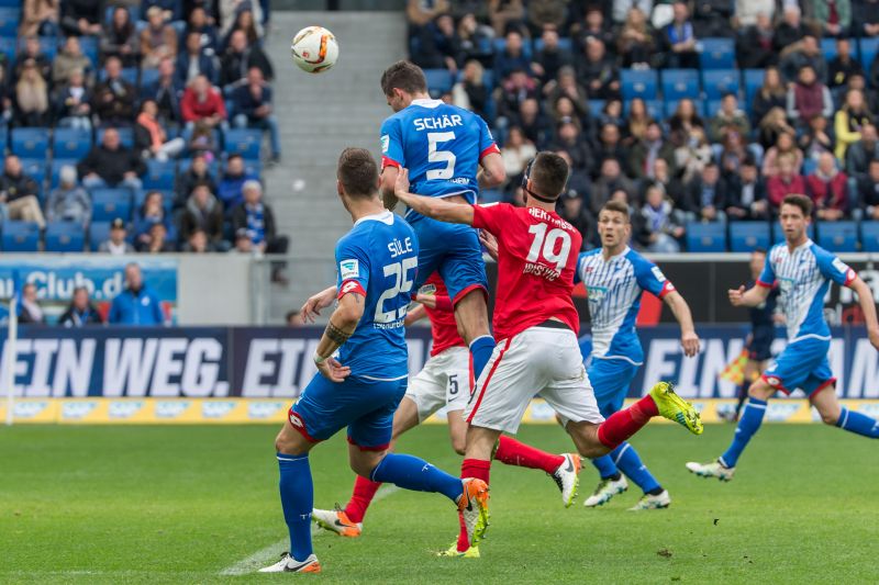 Fabian Schär köpft zum 1:1 und ...
