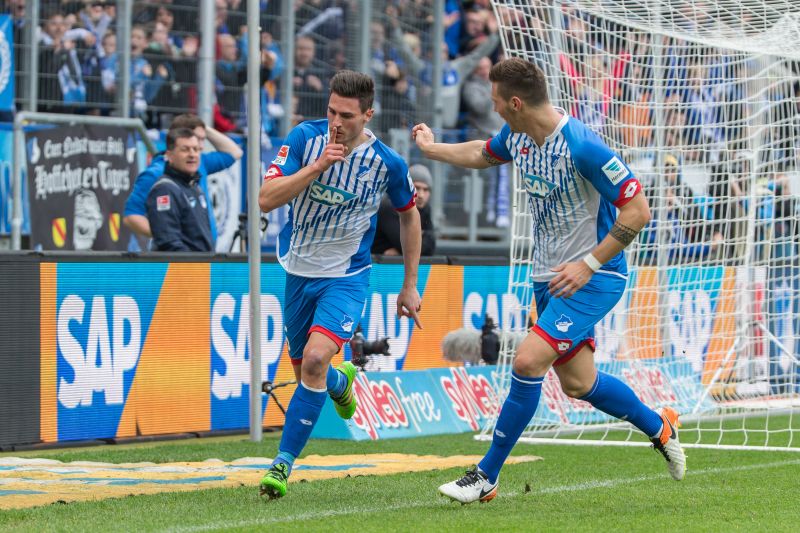 ... lässt sich von Niklas Süle (re.) für seinen erster Saisontreffer feiern