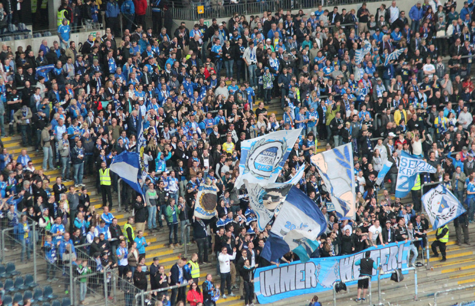 Hoffenheims Fans feiern einen wichtigen Auswärtssieg