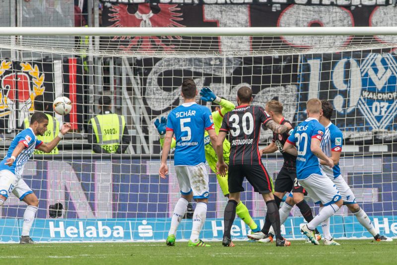 Toljan rettet für seinen geschlagenen Torhüter Baumann auf der Torlinie