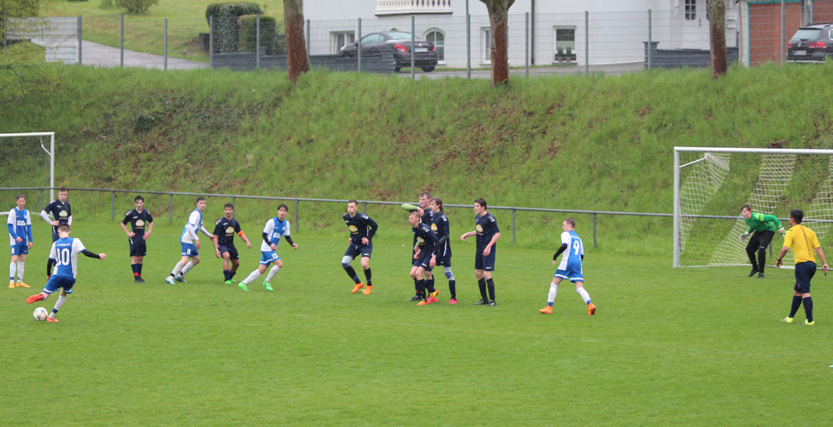 Dennis Bauer läuft an und trifft ...