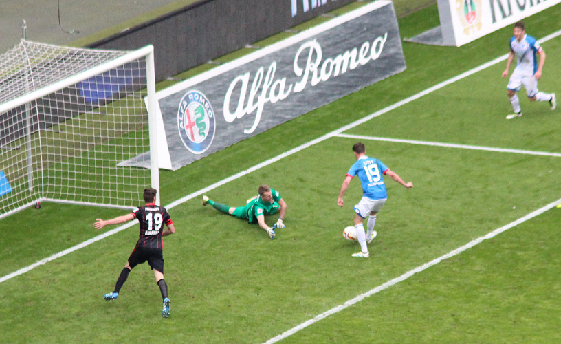 Uth staubt aus kurzer Distanz ab zum 2:0