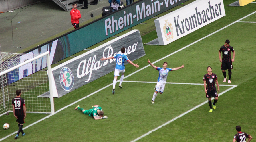 Jubel beim Torschützen Uth und Vorbereiter Kramaric