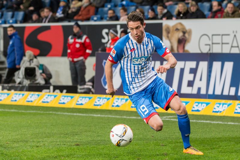 Enge Ballführung und Blick nach vorn: Mark Uth