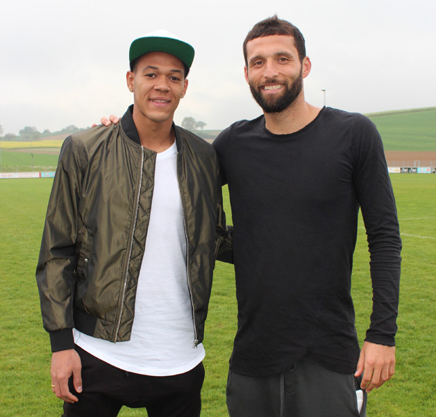 Joelington (li.) und Kevin Kuranyi verbrachten 90 schöne und entspannte Minuten mit den SV-Jugendlichen.