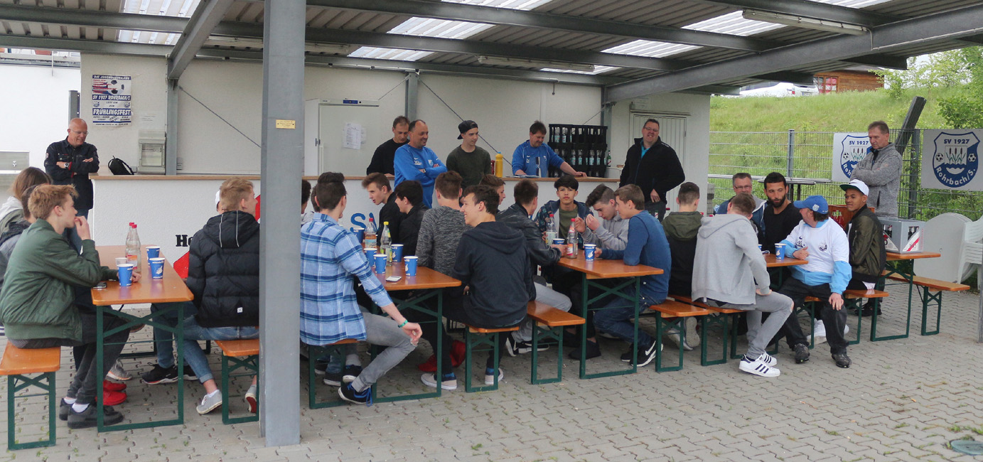Die A- und B-Junioren ließen es sich beim Grillen schmecken