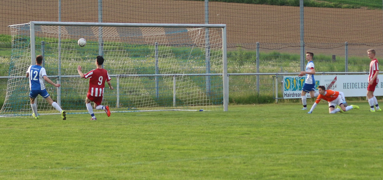 Sandro Bohland (li.) bringt den SVR, nach Vorarbeit von Philipp Öhler, 1:0 in Führung