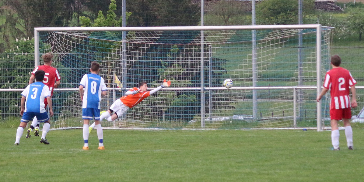 Ein Gewaltschuss von Dennis Bauer aus halblinker Position schlägt unhaltbar im Tor von SG-Keeper Timo Klausnitzer zum 2:1 ein