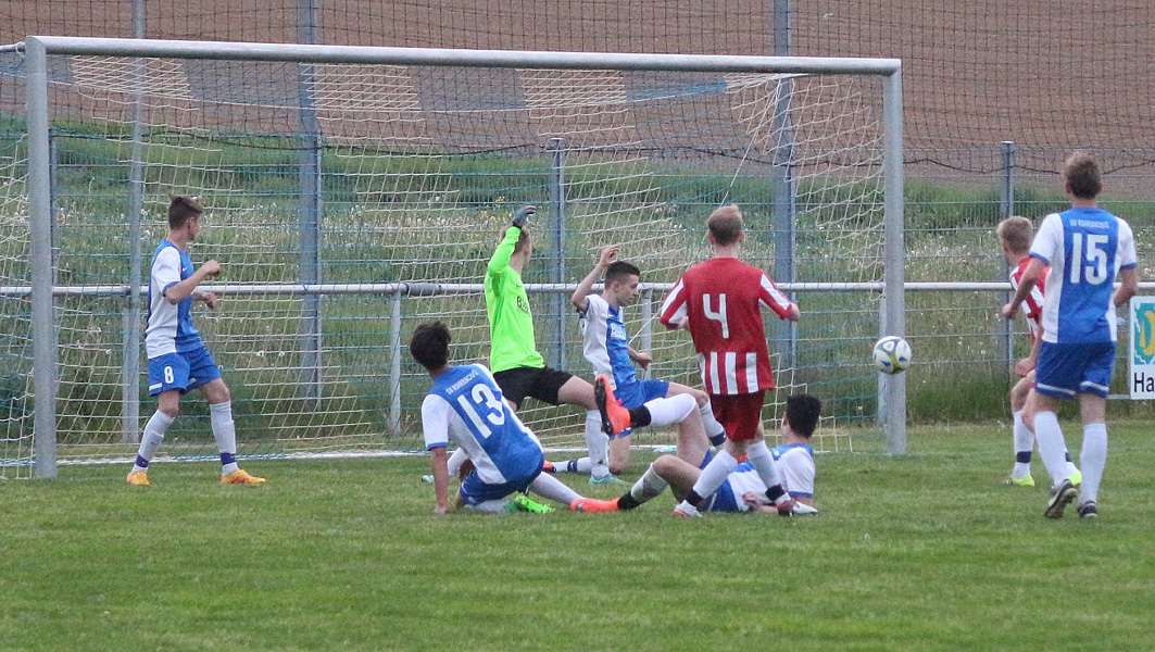 Dennis Bauer klärt einen Schuss von Felix Heckert (Nr. 4) auf der Torlinie