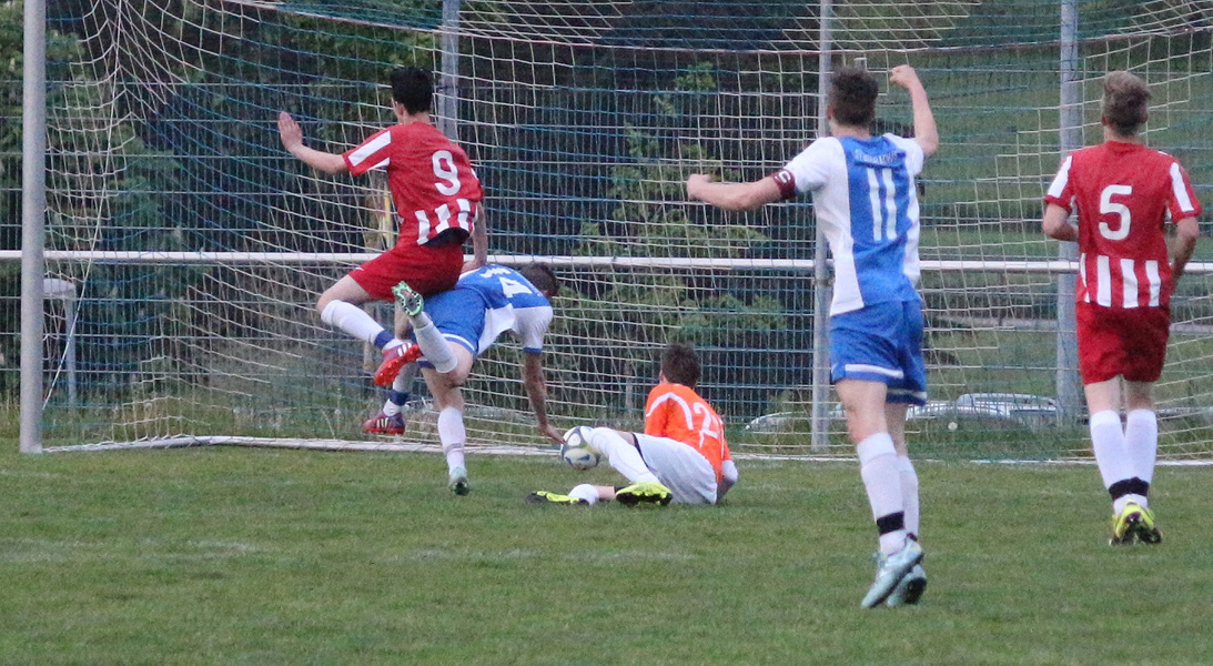 Michael Rohfleisch (Nr. 14) erzielt das alles entscheidene 3:1 in der Schlussminute