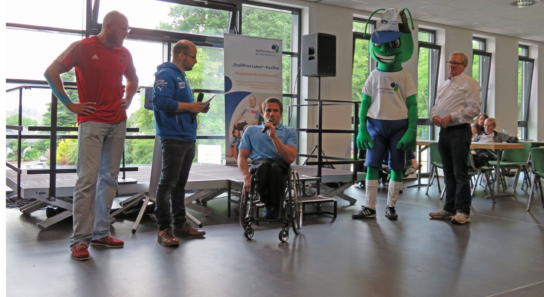 Von links: David Graf (Boxer Cruisergewicht, Team Rio), Moderator Nils Lindner, Marc Schuh (Rollstuhlsprinter, Team Rio), Toni Tausendfüßler (Maskottchen von Anpfiff ins Leben e.V.) und Dietmar Pfähler (1. Vorsitzender von Anpfiff ins Leben e.V.) bei der Begrüßung der Gäste