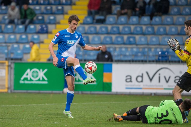 Janik Haberer lupft den Ball gefühlvoll ins Tor