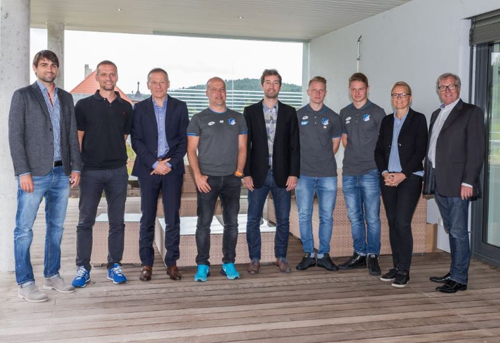 Mitwirkende an der Kooperation v. l.: Dominik Drobisch (TSG), Matthias Born (Anpfiff) Dr. Peter Görlich (TSG), Dirk Mack (TSG), Martin Schenk (Anpfiff), die Spieler Luca Bieber und Philipp Ochs, Simone Born (Anpfiff), Dietmar Pfähler (Anpfiff)