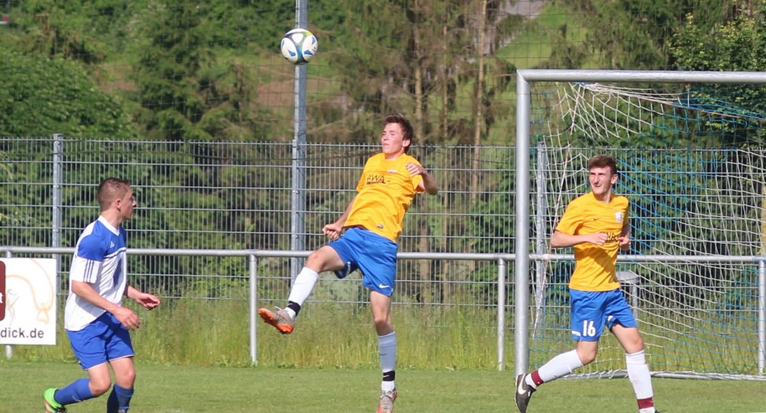 Tim Hockenberger klärt per Kopf. Rechts beobachtet Jannis Weber die Situation.