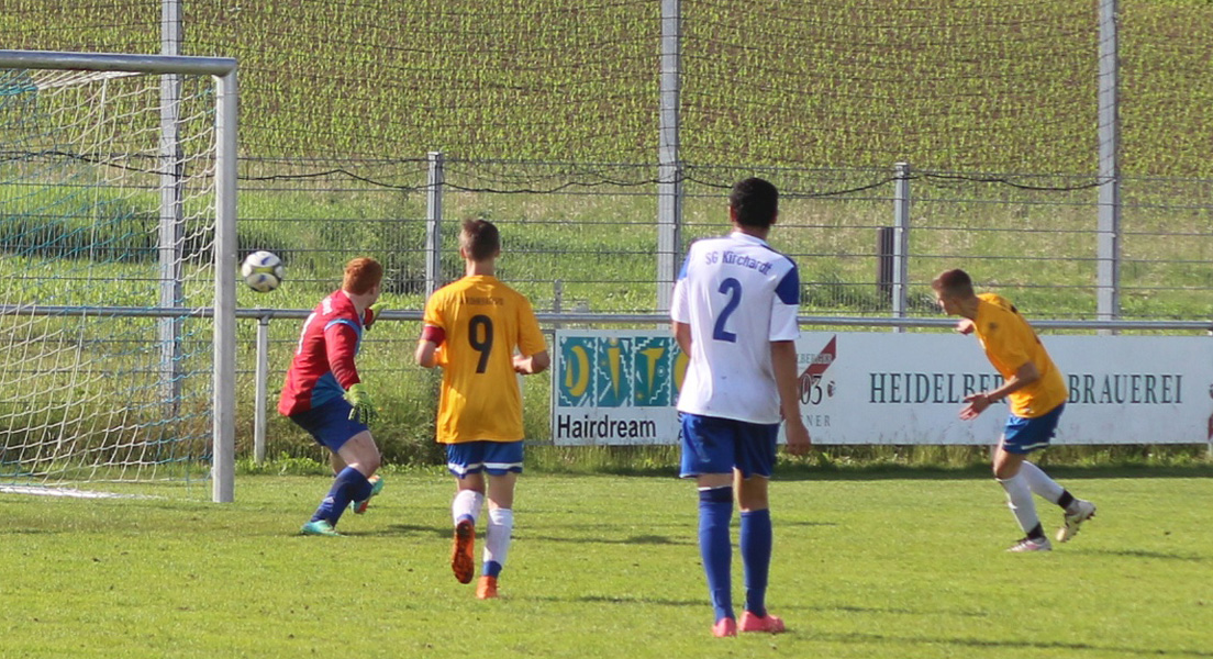 Josia Kuhr (re.) erzielt den 7:0 Endstand