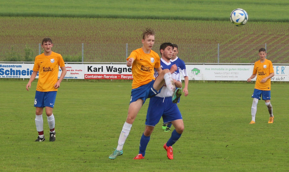 Zweikampfsieger Luca Schinkmann (2. v. l.)