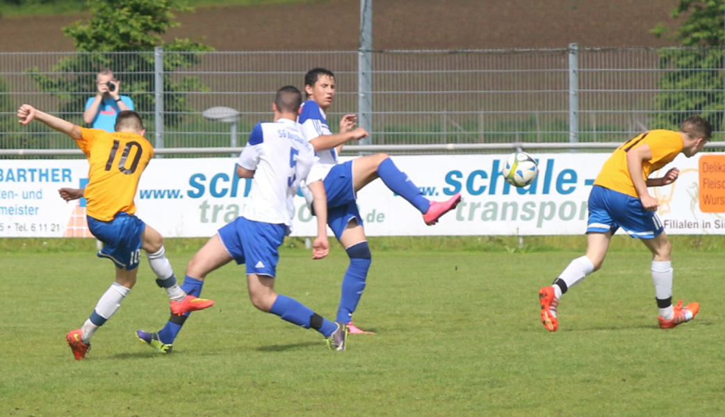 Dennis Bauer (Nr. 10) bringt den SVR 1:0 in Führung