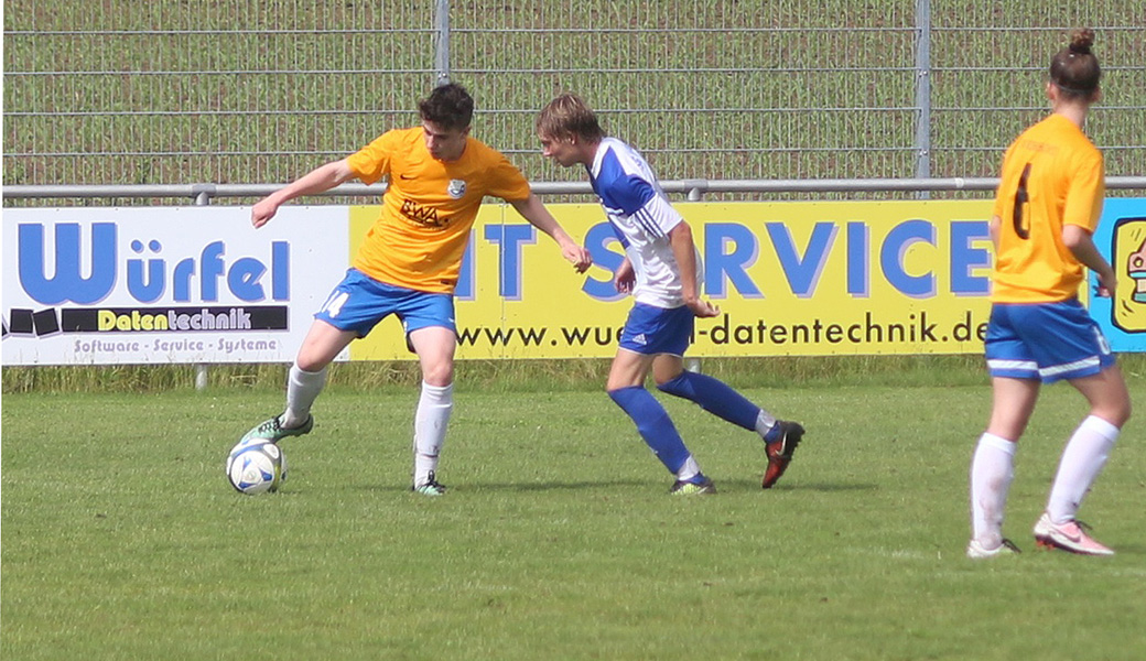 Michael Rohfleisch schirmt den Ball ab