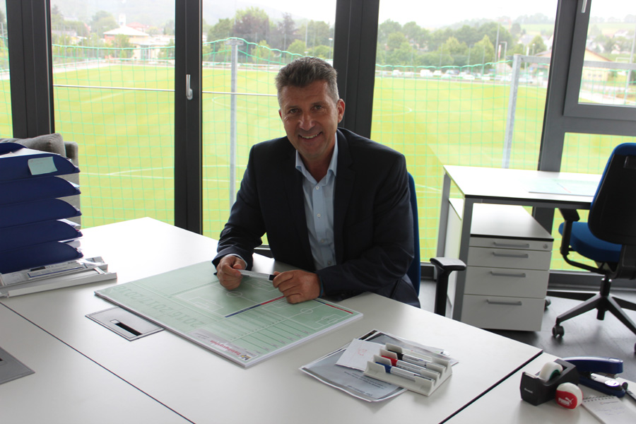 Peter Hofmann im Büro, von wo man einen optimalen Blick auf das Trainingsgelände hat