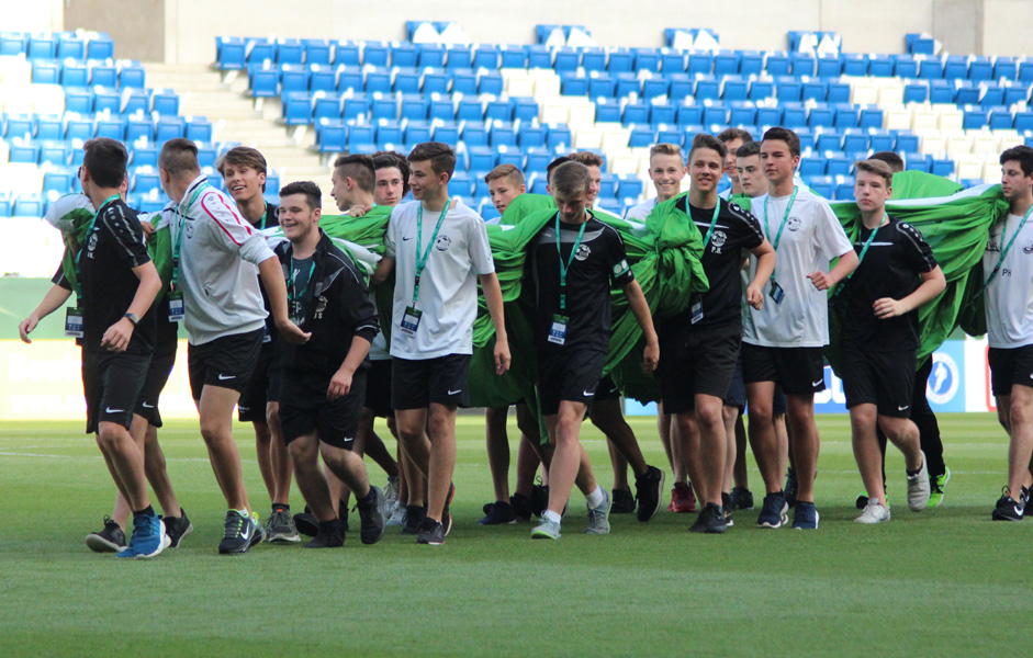 Gemeinsam wurde das Transparent aufs Spielfeld getragen ...