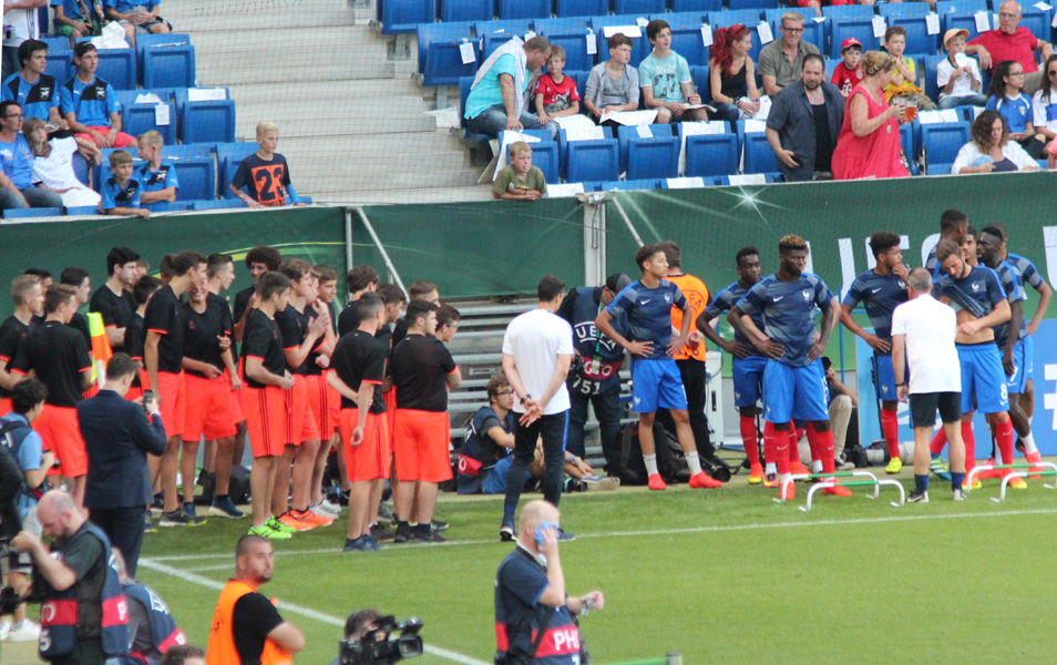 Gespannte Blicke auf das Aufwärmprogramm der Franzosen