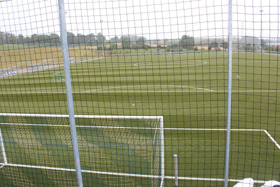 Blick vom Gebäude auf den beheizbaren Kunstrasenplatz
