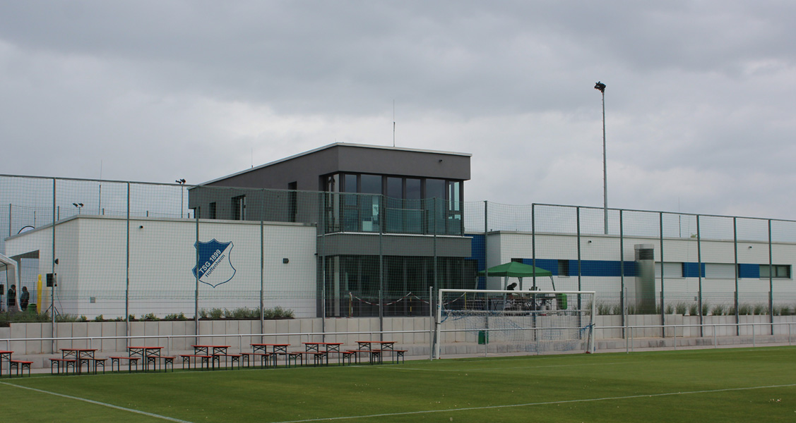 Gebäude eingebettet zwischen zwei Sportplätzen